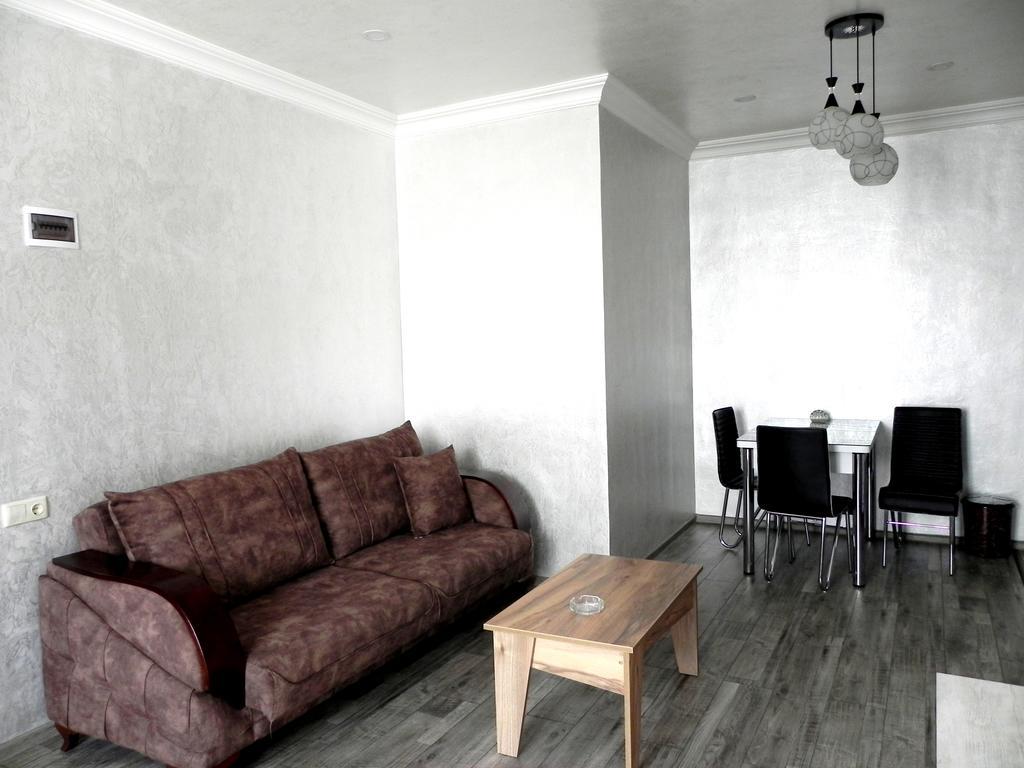 Penthouse Apartment In バトゥーミ エクステリア 写真